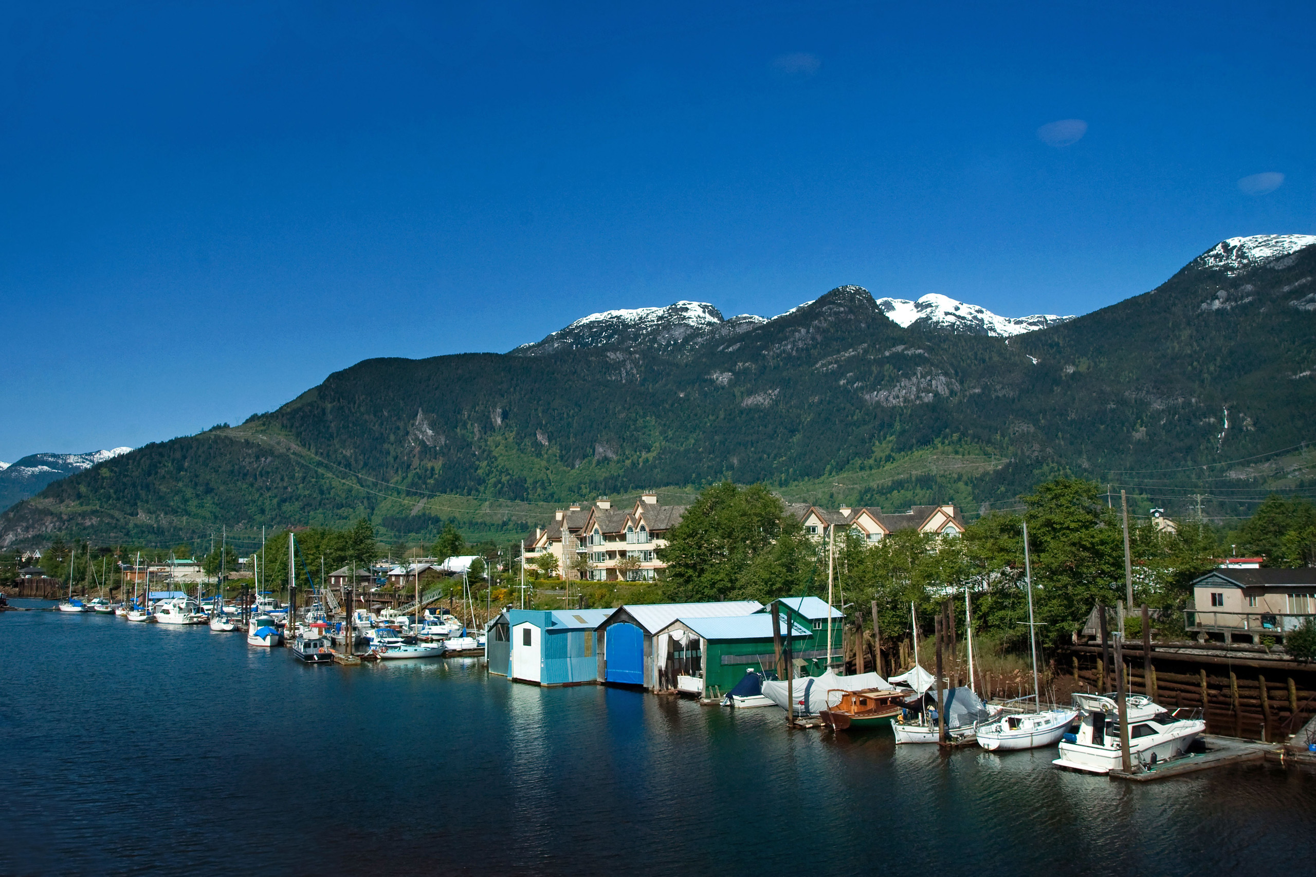 ratcliff squamish city boats mountains